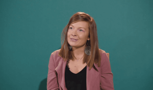 Portrait d'une femme sur fond bleu