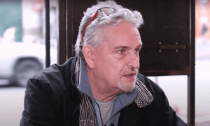 Interview d'un homme dans un cadre urbain.