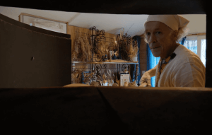 Vue d'un boulanger depuis l'intérieur de son four.